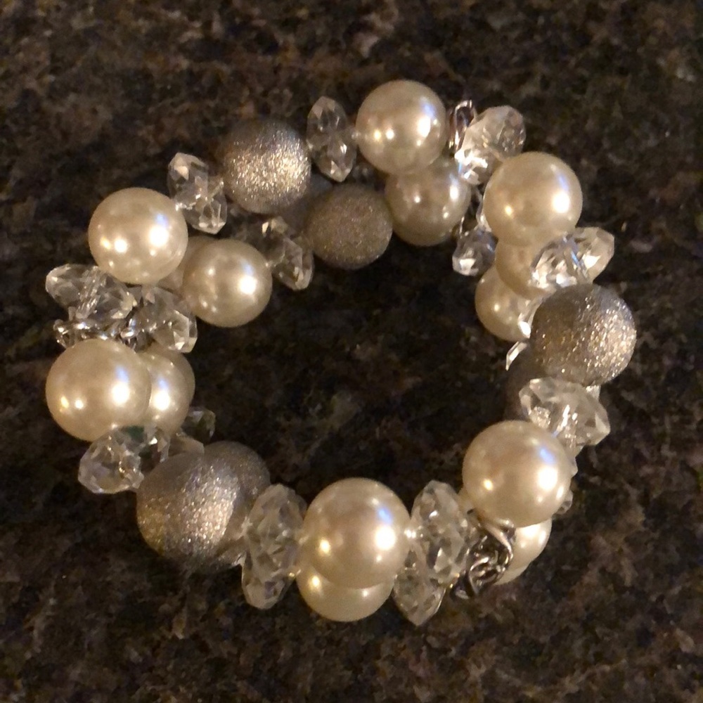 Pearl bracelet, earrings and necklace